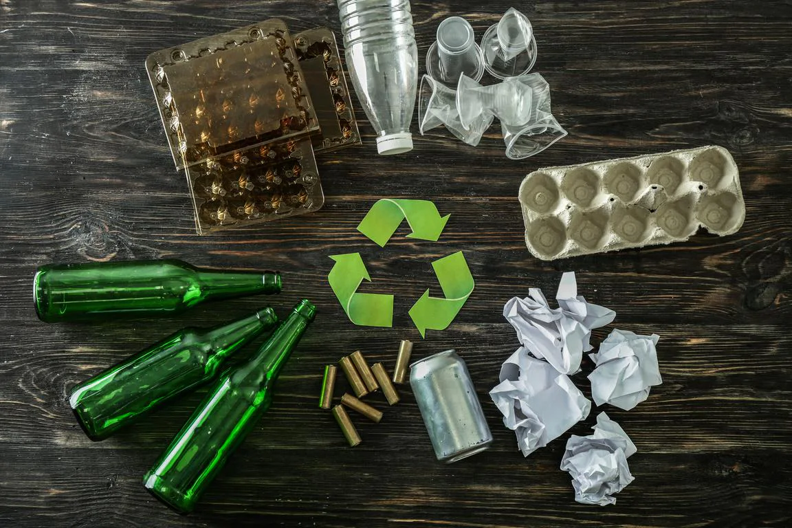 Materiales limpios organizados para reciclaje
